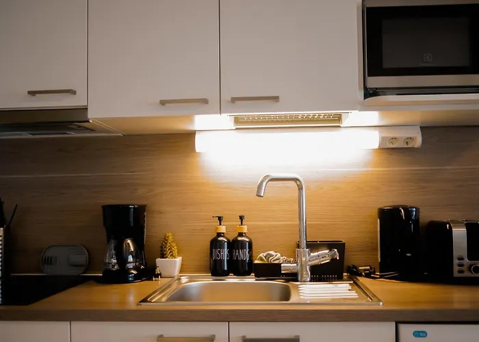 C&C Studio - Comfy Nest Near Airport & City Access