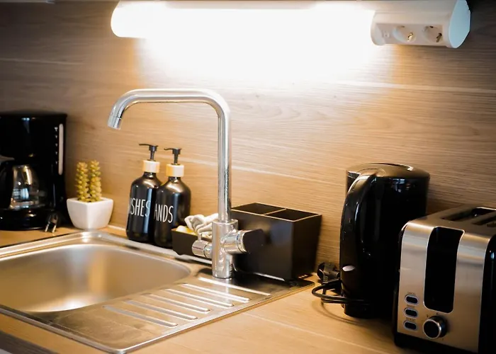 C&C Studio - Comfy Nest Near Airport & City Access