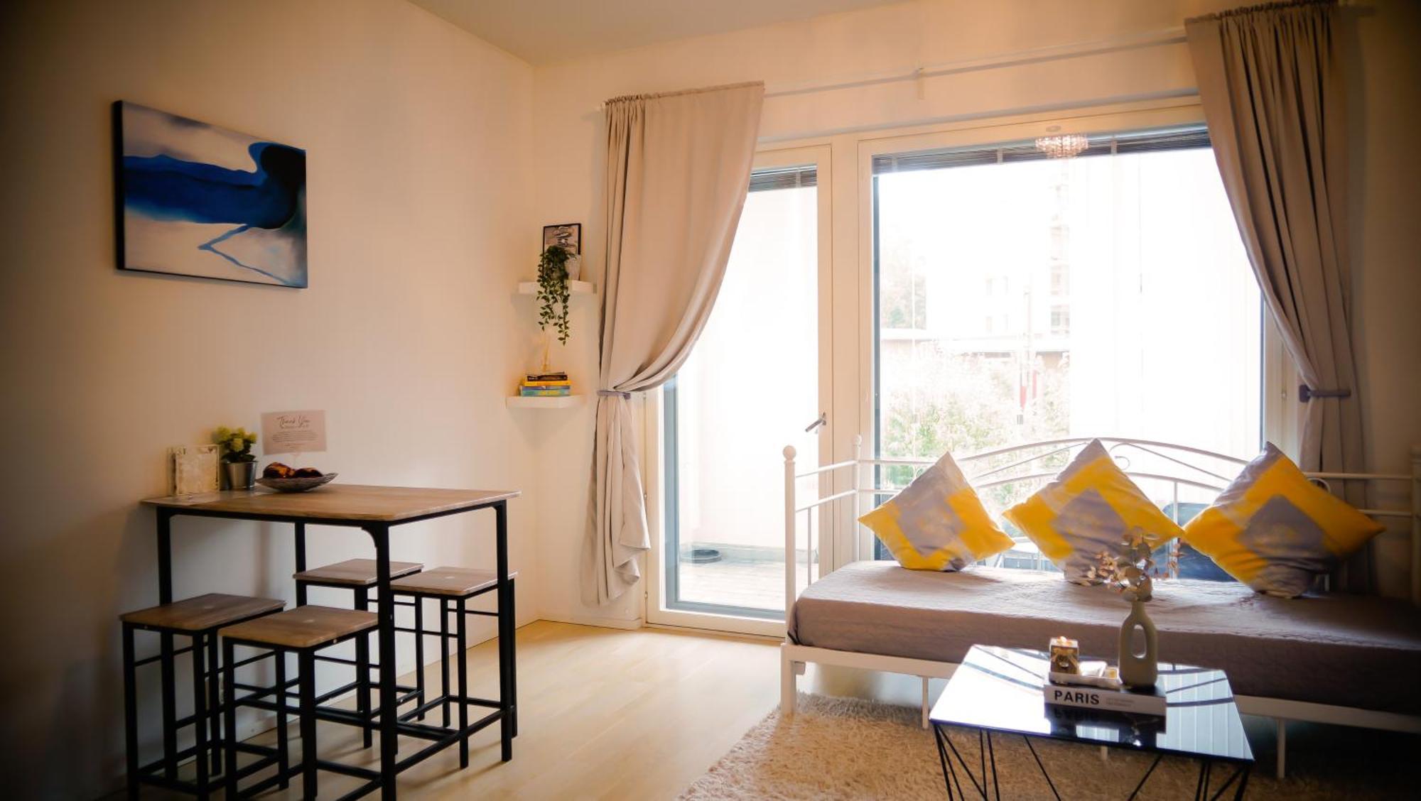 C&C Studio - Comfy Nest Near Airport & City Access